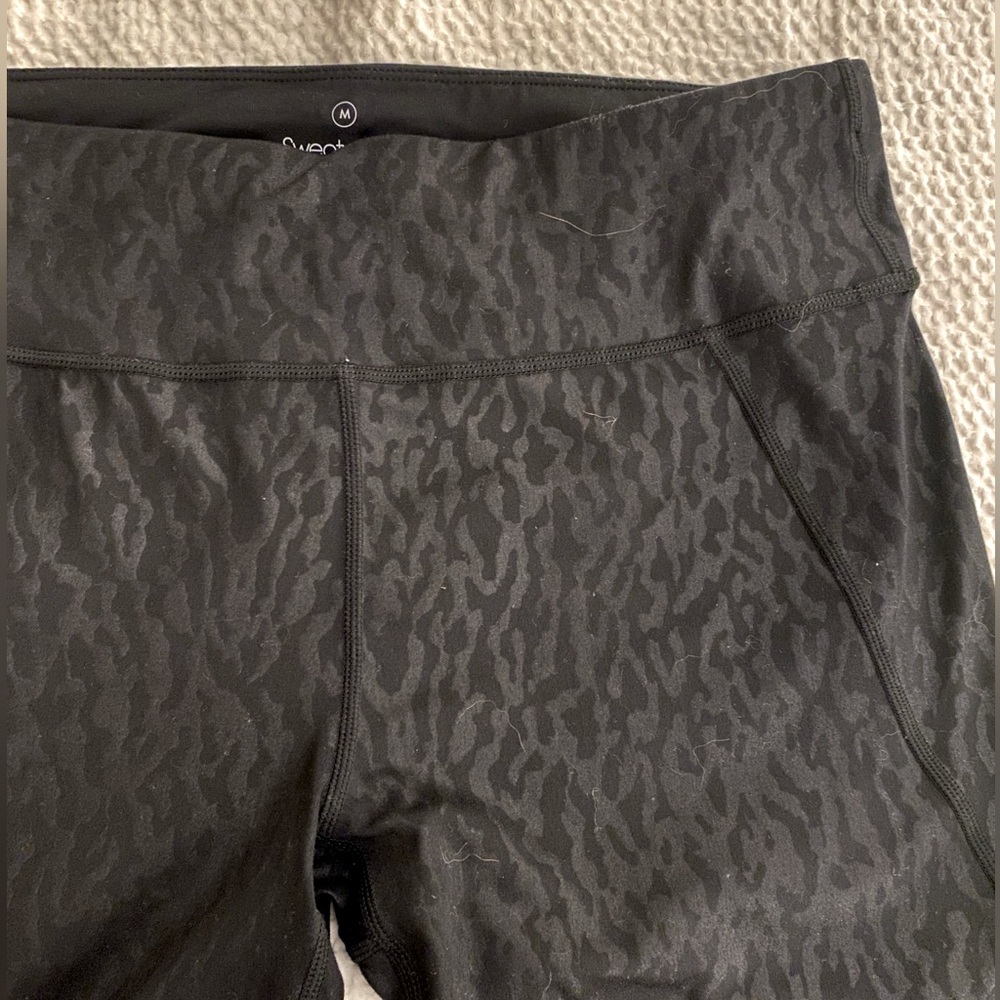 Sweaty Betty ALL DAY 7/8 leggings in black leopard cheetah print! Size Medium - Picture 2 of 8